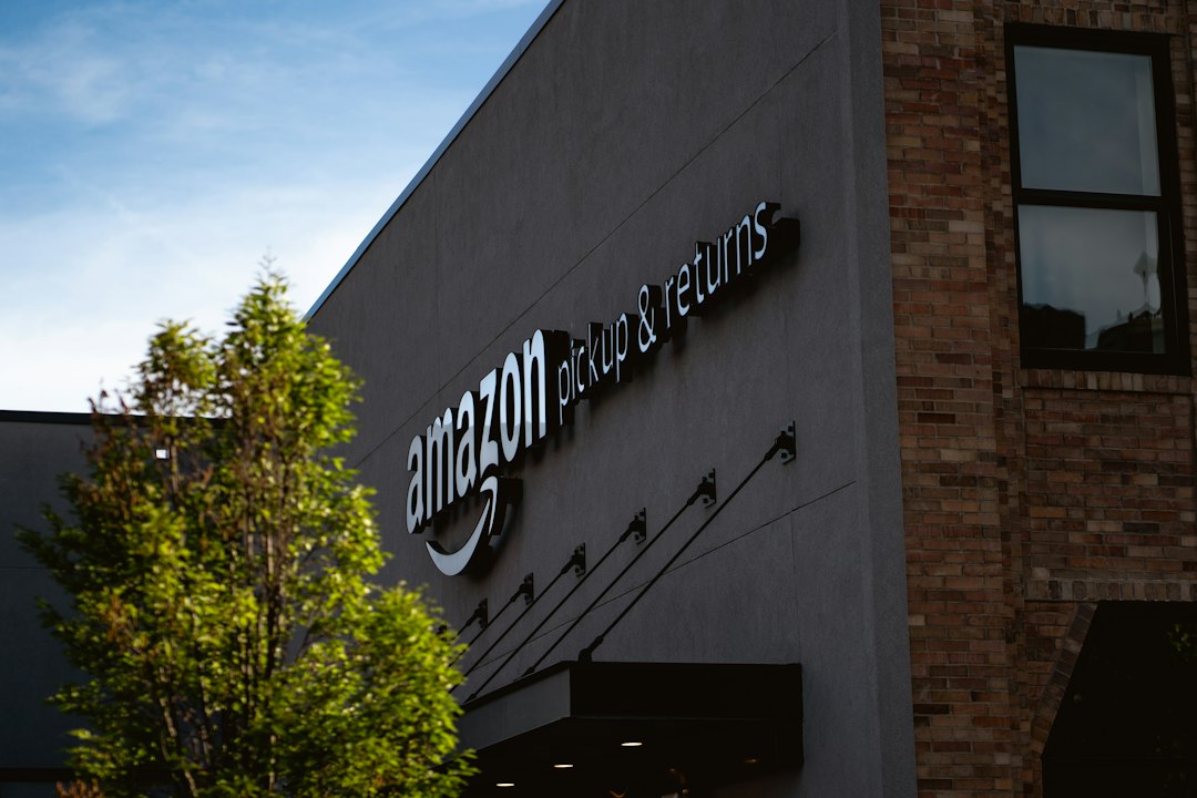 Logotipo de Amazon en una pantalla