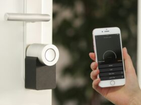 Cerradura inteligente conectada en una vivienda