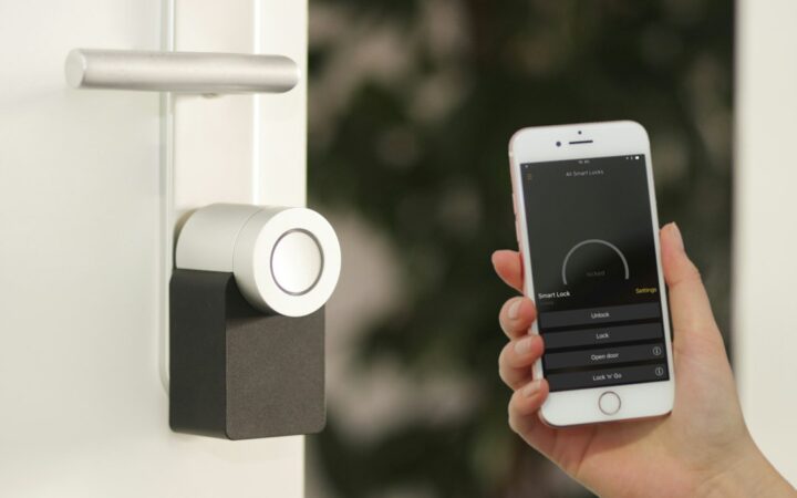 Cerradura inteligente conectada en una vivienda