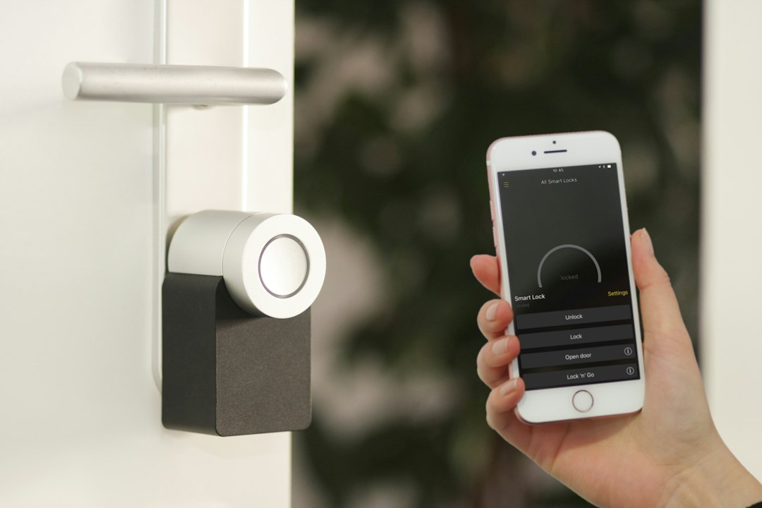 Cerradura inteligente conectada en una vivienda