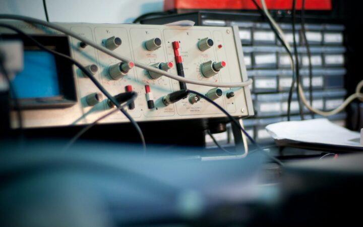 Osciloscopio y equipos electrónicos en un laboratorio