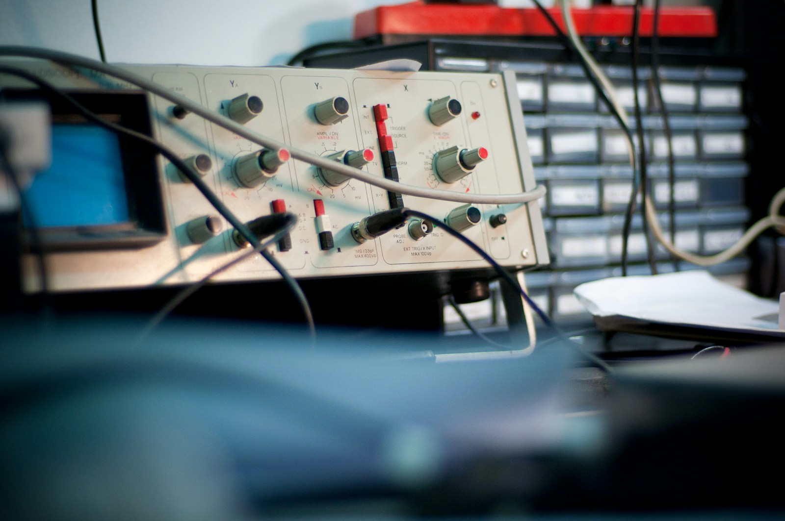 Osciloscopio y equipos electrónicos en un laboratorio