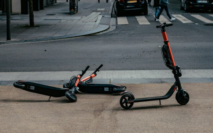 Patinetes eléctricos de movilidad urbana en una ciudad europea