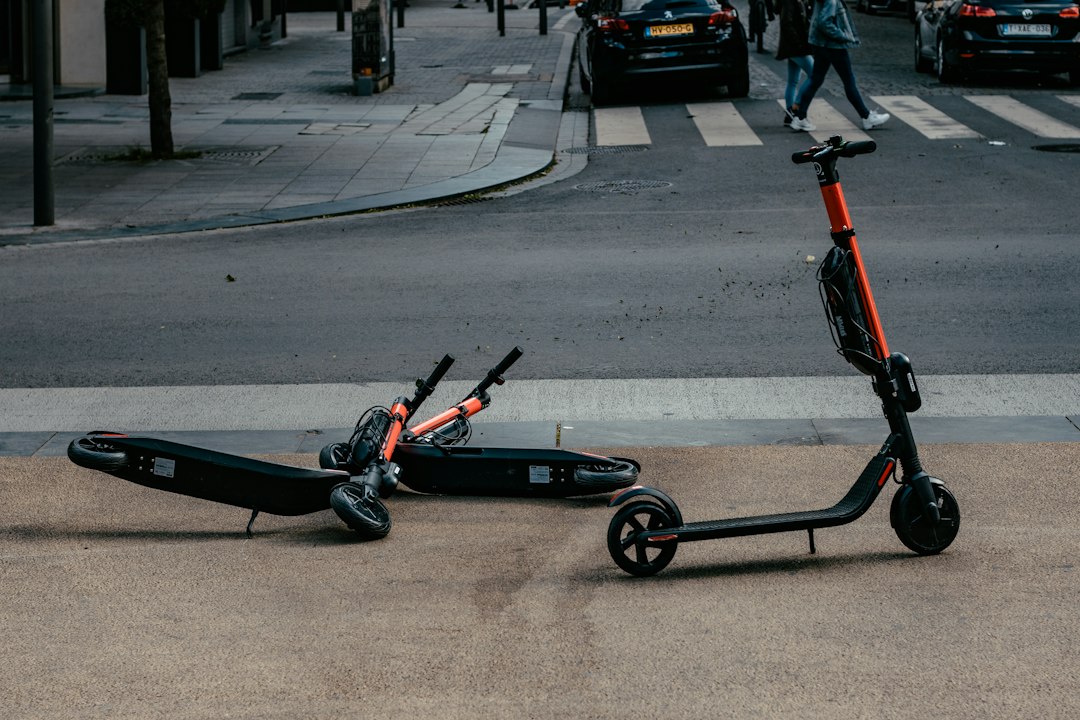 Patinetes eléctricos de movilidad urbana en una ciudad europea