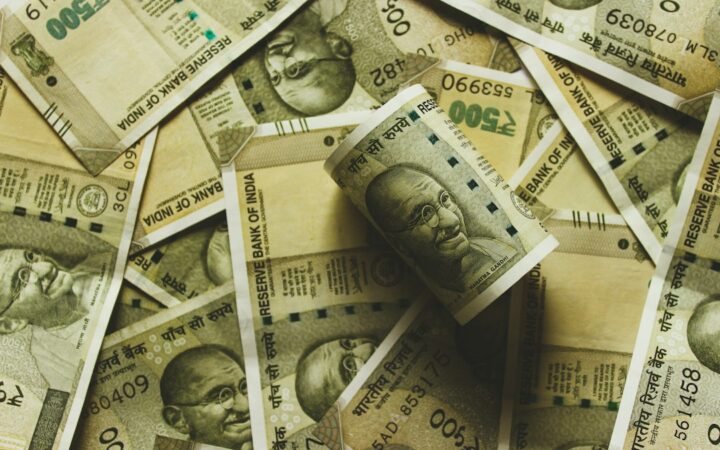 Billetes de rupias indias y dólares estadounidenses sobre una mesa