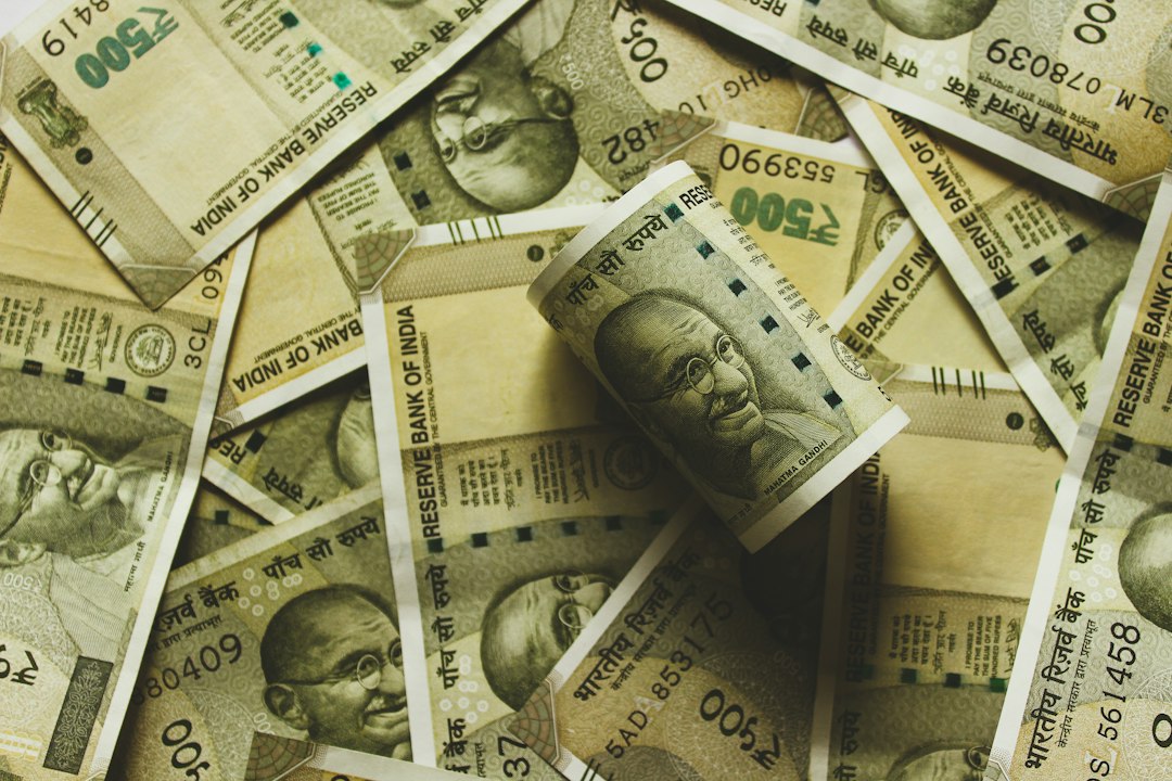 Billetes de rupias indias y dólares estadounidenses sobre una mesa