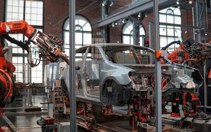 Trabajadores en una planta industrial de automoción