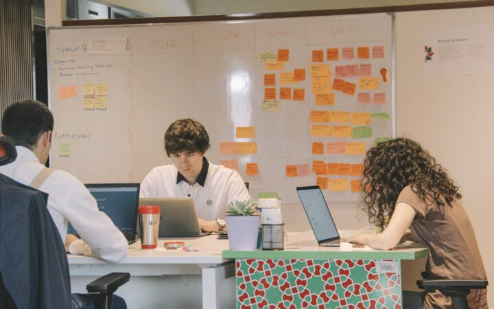 Equipo profesional reunido en una oficina bancaria