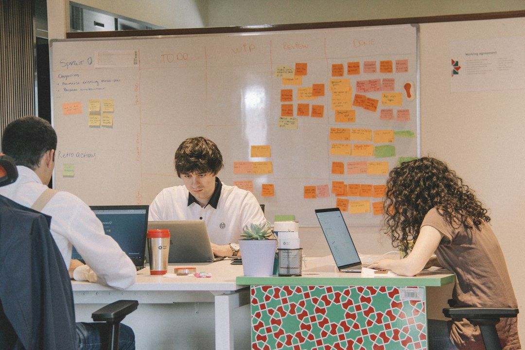 Equipo profesional reunido en una oficina bancaria