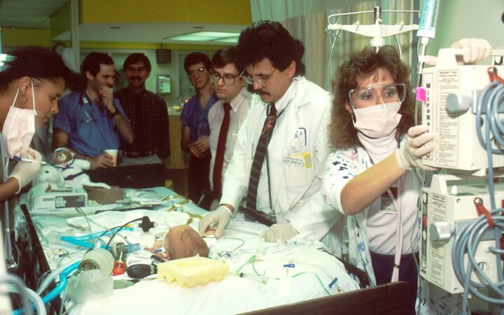 Sanidad destina 17,025 millones a mantener plazas de Medicina en universidades públicas