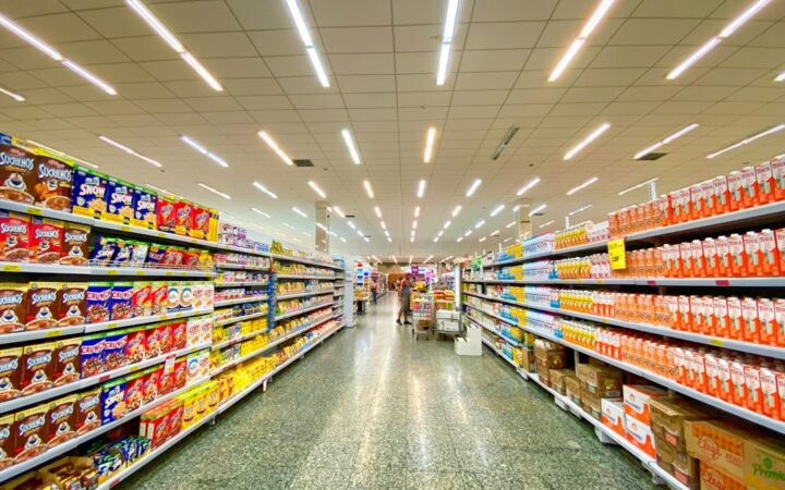 Pasillo de supermercado con productos de alimentación