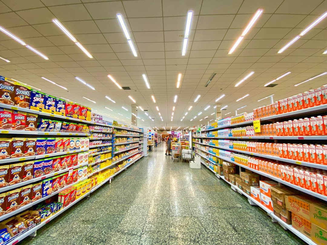 Pasillo de supermercado con productos de alimentación