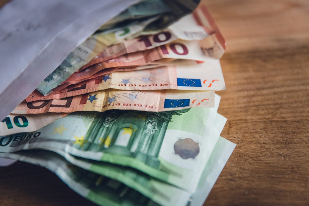 Banderas de la Unión Europea ante la reforma del mercado de titulización