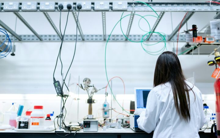 Ingeniera trabajando en un laboratorio científico