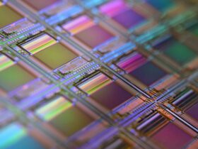 Brazo robótico en una planta tecnológica de semiconductores