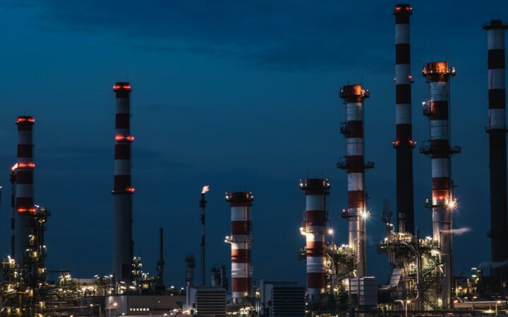 Refinería industrial utilizada para ilustrar los beneficios del sector energético