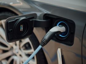 Vehículo eléctrico conectado a un punto de recarga