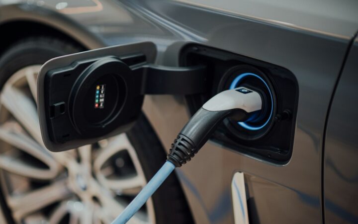 Vehículo eléctrico conectado a un punto de recarga