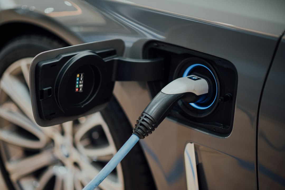 Vehículo eléctrico conectado a un punto de recarga