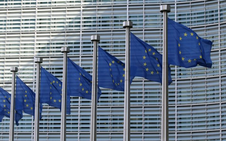 Banderas de la Unión Europea ante el edificio Berlaymont en Bruselas