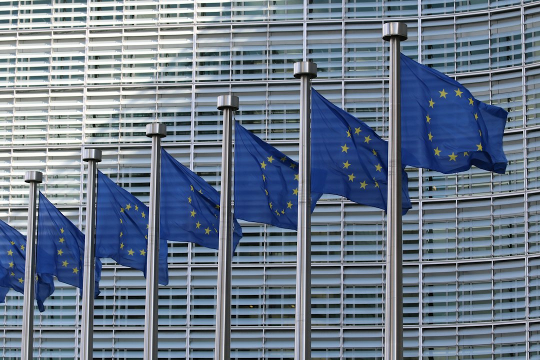 Banderas de la Unión Europea ante la Comisión Europea