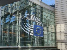 Banderas de la Unión Europea ante la Comisión Europea en Bruselas