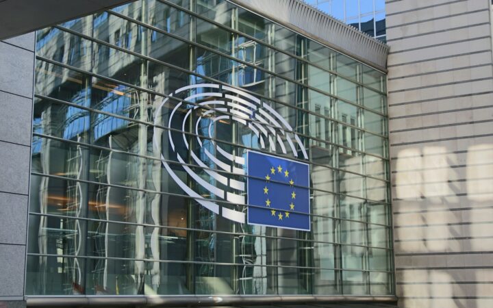 Banderas de la Unión Europea ante la Comisión Europea en Bruselas