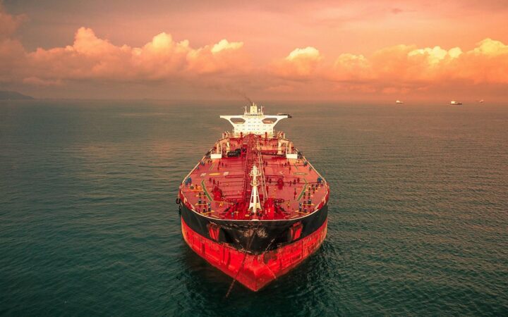 Buque cisterna que transporta productos petrolíferos