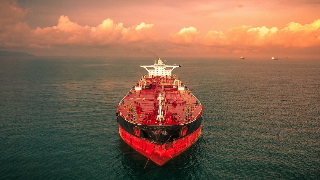 Buque cisterna que transporta productos petrolíferos