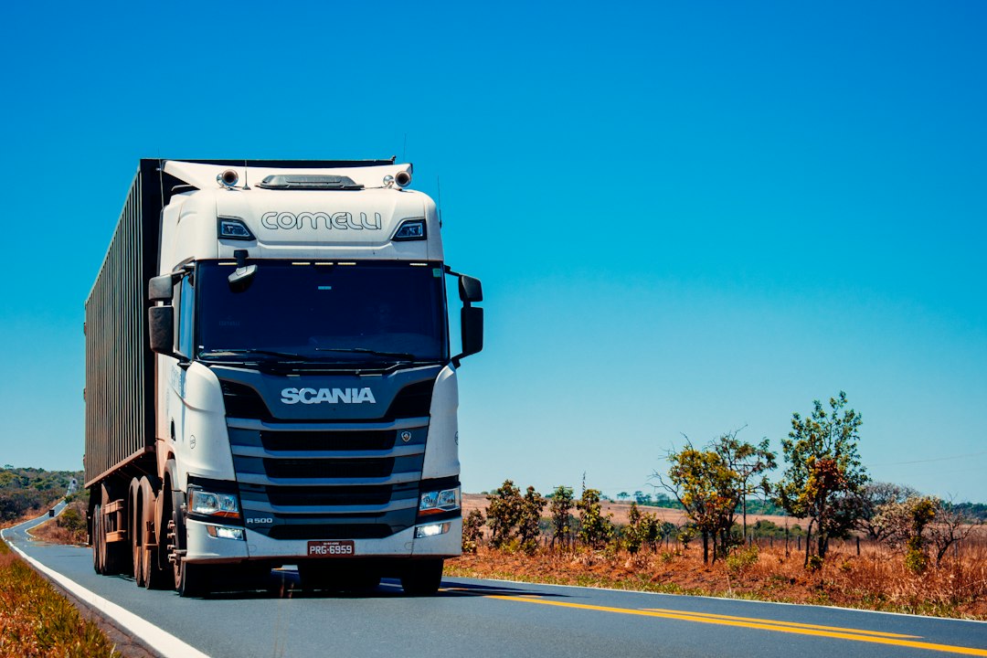 Camión de transporte profesional circulando por carretera