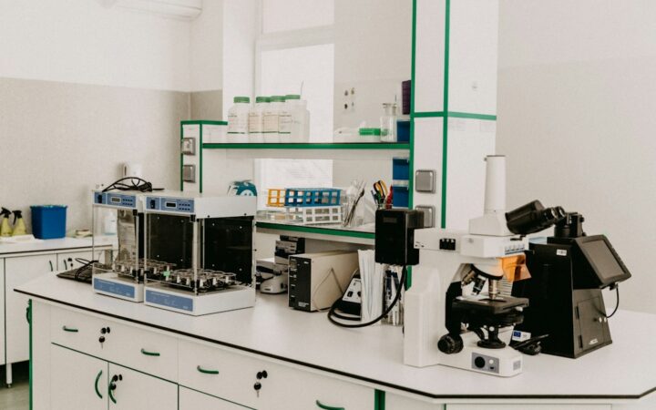 Investigación biotecnológica en laboratorio afectada por nuevos controles de inversión
