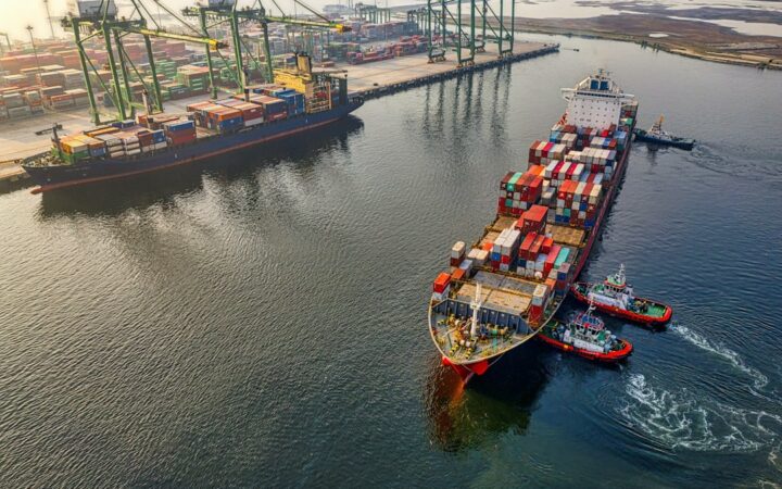 Buque portacontenedores utilizado en el comercio internacional