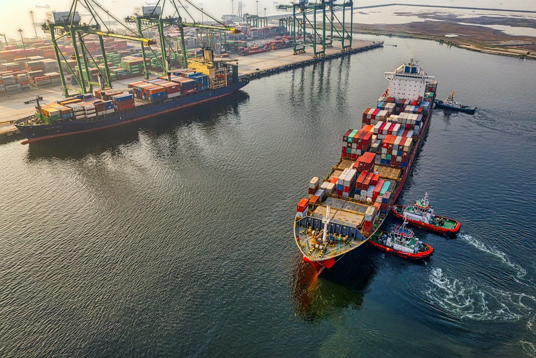 Buque portacontenedores utilizado en el comercio internacional
