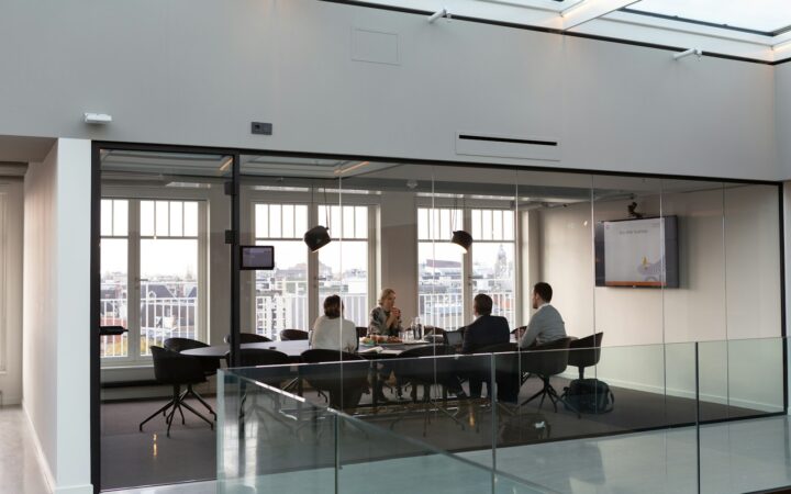 Equipo de una empresa tecnológica durante una reunión
