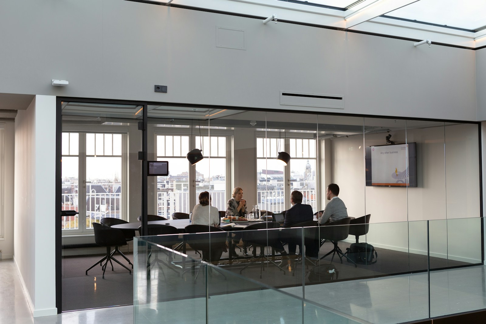 Equipo de una empresa tecnológica durante una reunión