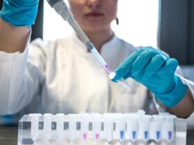 Pipeta de laboratorio durante una investigación farmacéutica