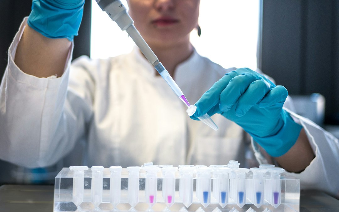 Pipeta de laboratorio durante una investigación farmacéutica