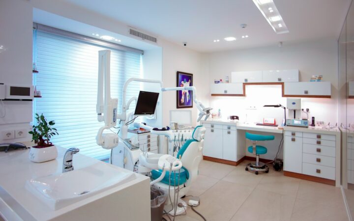 Clínica dental moderna equipada con tecnología médica