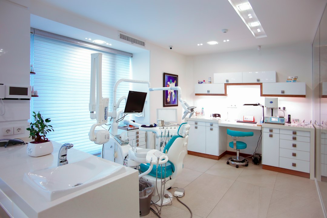 Clínica dental moderna equipada con tecnología médica