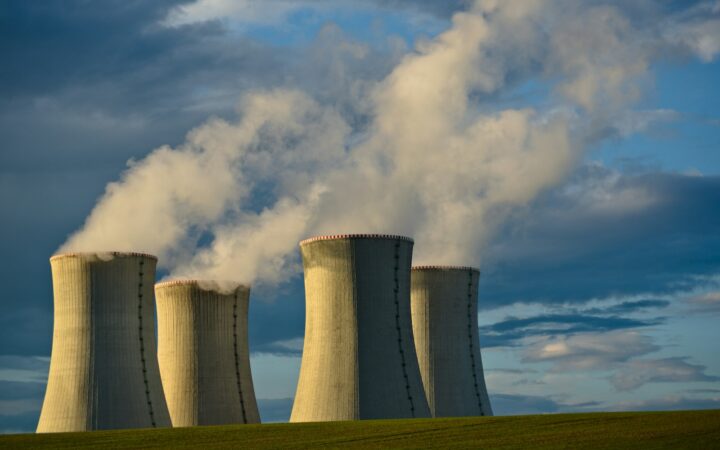 Torres de refrigeración de una central, imagen ilustrativa del sector nuclear