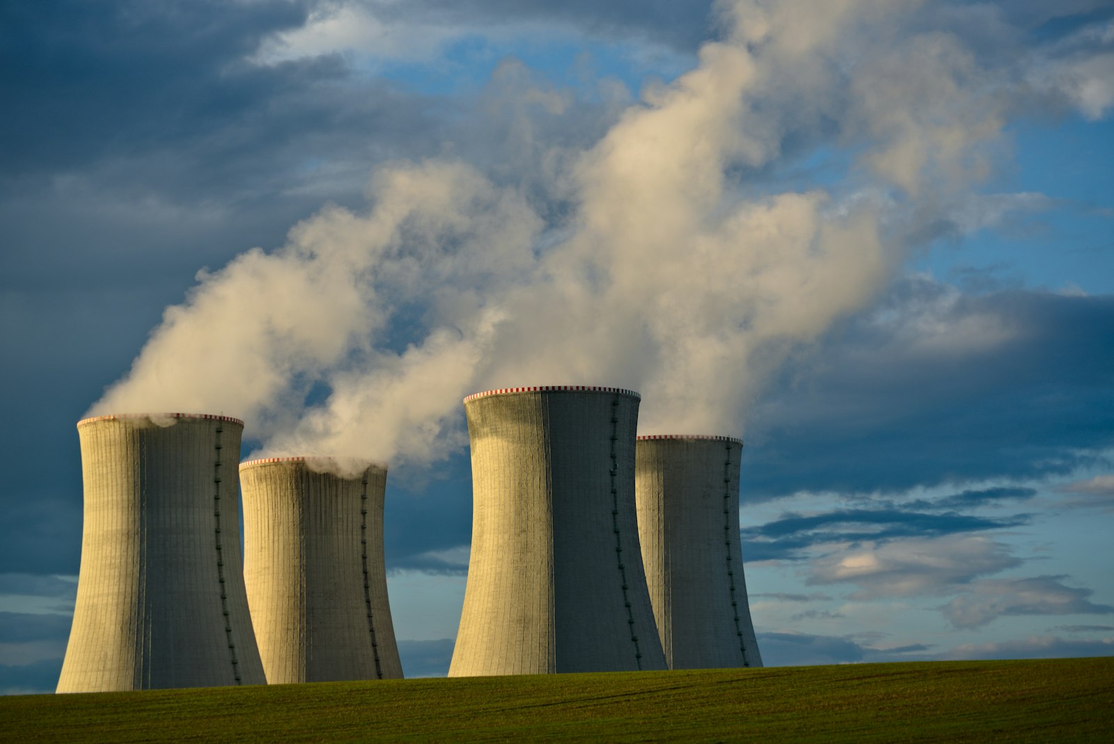 Torres de refrigeración de una central, imagen ilustrativa del sector nuclear