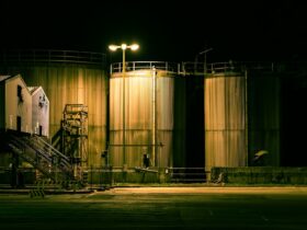 Buque petrolero y terminal marítima ante la tensión del mercado del crudo