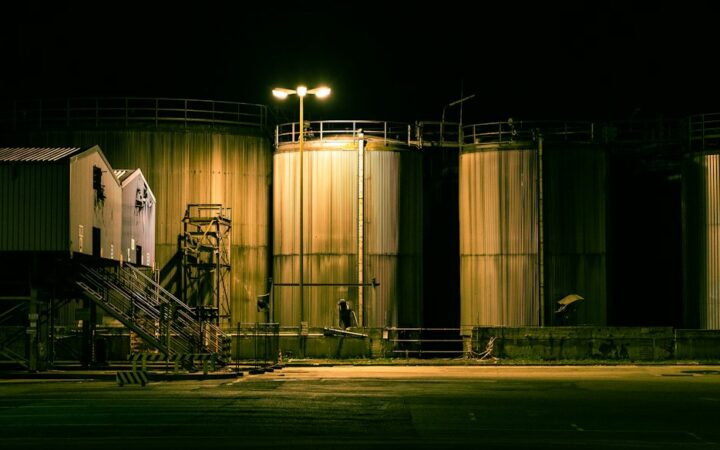 Buque petrolero y terminal marítima ante la tensión del mercado del crudo