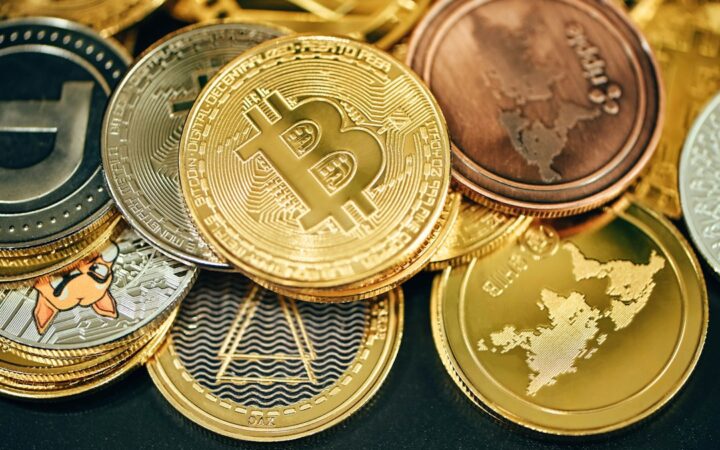 Criptomonedas sobre fondo oscuro para ilustrar una posición corporativa en bitcoin