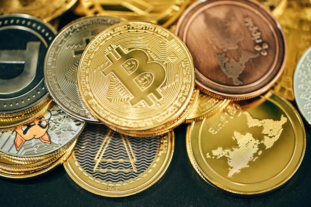 Criptomonedas sobre fondo oscuro para ilustrar una posición corporativa en bitcoin