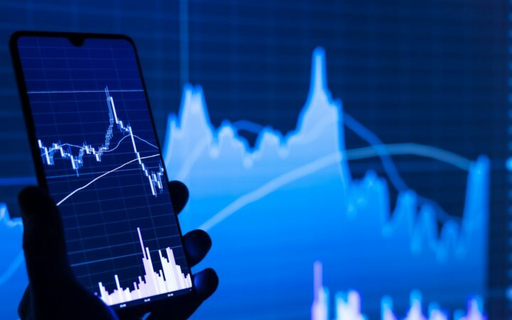 Pantallas de mercado y activos digitales para ilustrar la tokenización