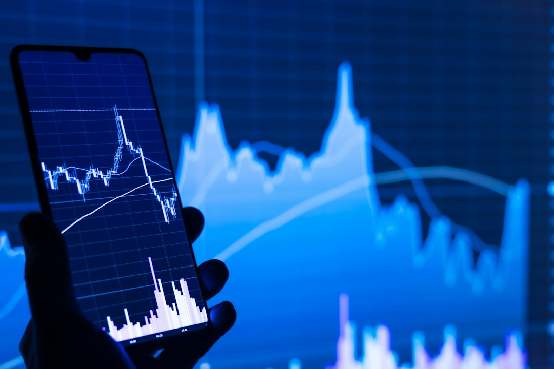 Pantallas de mercado y activos digitales para ilustrar la tokenización
