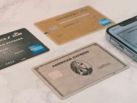 American Express gana un 28% más y recorta 3.500 empleos: el contraste entre consumo premium y eficiencia