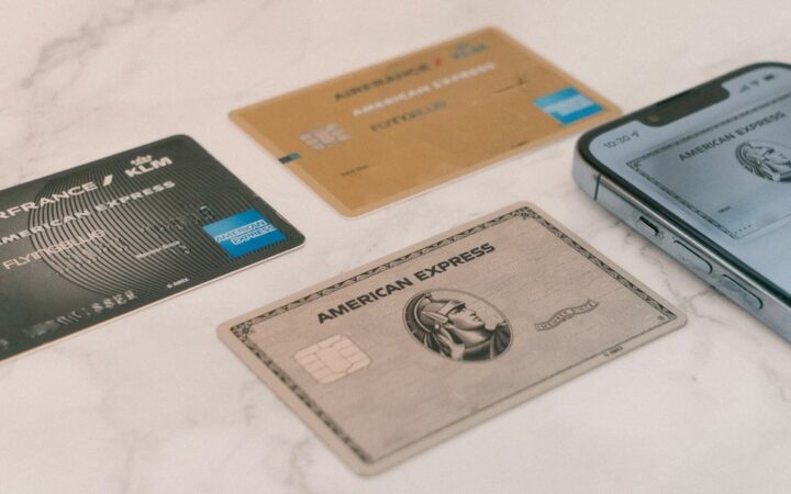 American Express gana un 28% más y recorta 3.500 empleos: el contraste entre consumo premium y eficiencia