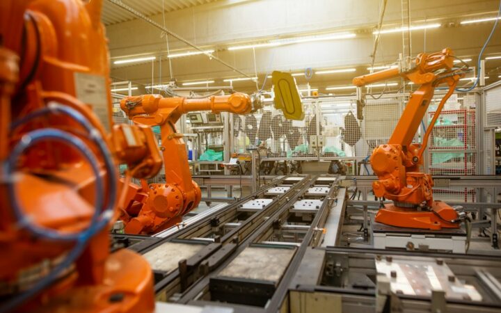 Brazos robóticos trabajando en una fábrica automatizada